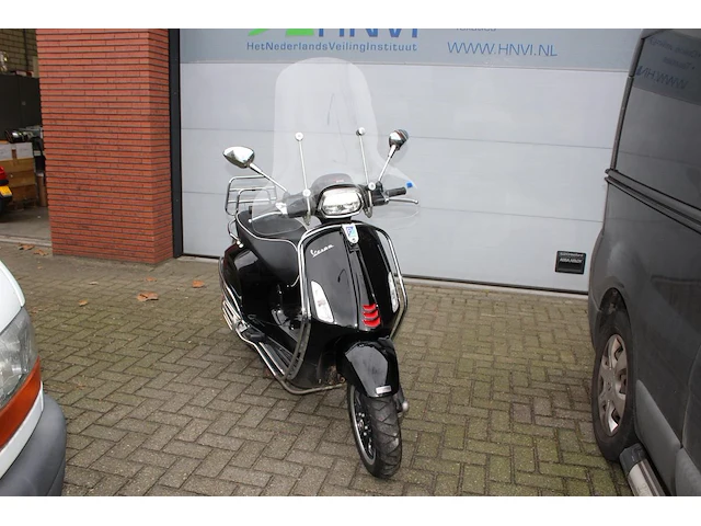 Scooter vespa piaggio sprint met kenteken fbh-25-h. datum eerste toelating 05-08-2020. - afbeelding 1 van  8