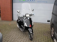 Scooter vespa piaggio sprint met kenteken fbh-25-h. datum eerste toelating 05-08-2020.