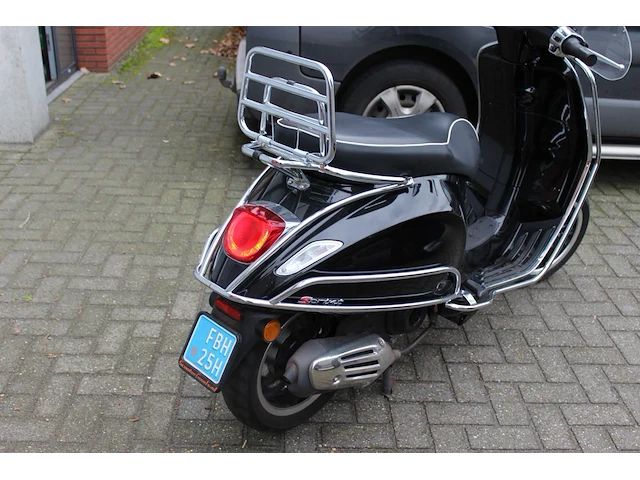 Scooter vespa piaggio sprint met kenteken fbh-25-h. datum eerste toelating 05-08-2020. - afbeelding 3 van  8