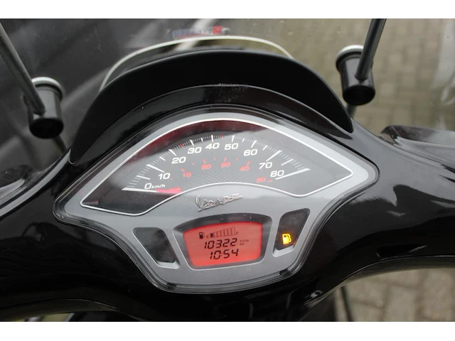 Scooter vespa piaggio sprint met kenteken fbh-25-h. datum eerste toelating 05-08-2020. - afbeelding 4 van  8