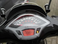 Scooter vespa piaggio sprint met kenteken fbh-25-h. datum eerste toelating 05-08-2020. - afbeelding 4 van  8