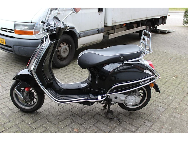Scooter vespa piaggio sprint met kenteken fbh-25-h. datum eerste toelating 05-08-2020. - afbeelding 5 van  8