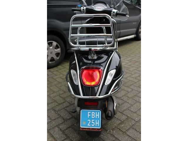 Scooter vespa piaggio sprint met kenteken fbh-25-h. datum eerste toelating 05-08-2020. - afbeelding 6 van  8