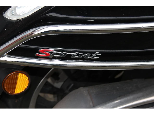 Scooter vespa piaggio sprint met kenteken fbh-25-h. datum eerste toelating 05-08-2020. - afbeelding 7 van  8