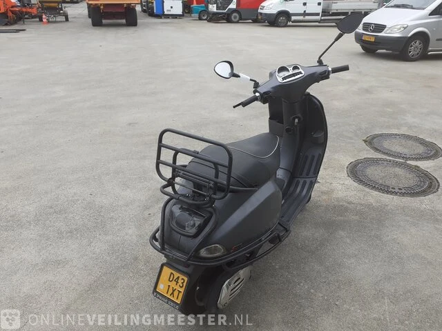 Scooter vespa s50, s50, zwart, bouwjaar 2011 - afbeelding 8 van  13
