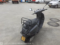 Scooter vespa s50, s50, zwart, bouwjaar 2011 - afbeelding 8 van  13