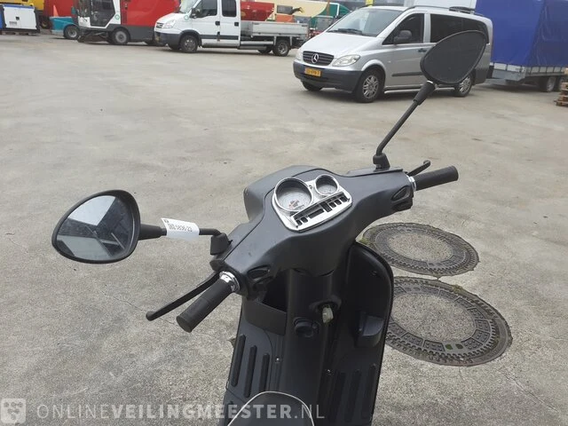 Scooter vespa s50, s50, zwart, bouwjaar 2011 - afbeelding 13 van  13