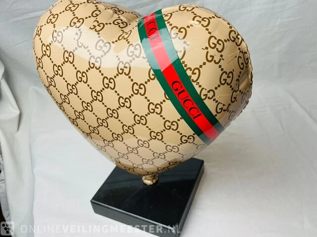 Sculptuur - gucci heart - cobra art galery - afbeelding 3 van  4
