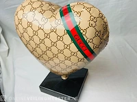 Sculptuur - gucci heart - cobra art galery - afbeelding 3 van  4