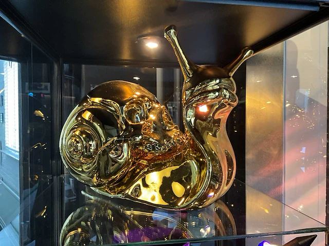 Sculptuur caro sofia “skull snail gold” - afbeelding 1 van  2