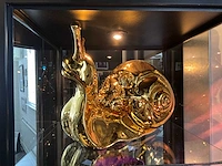 Sculptuur caro sofia “skull snail gold” - afbeelding 2 van  2