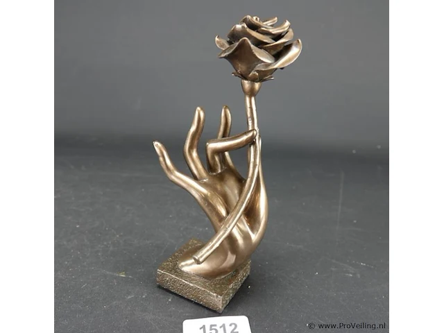 Sculptuur hand met bloem - afbeelding 1 van  5