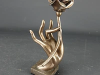 Sculptuur hand met bloem - afbeelding 1 van  5
