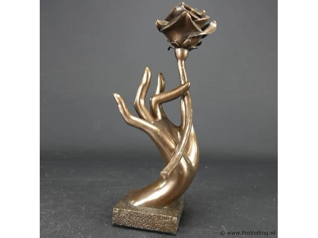 Sculptuur hand met bloem - afbeelding 2 van  5