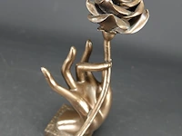 Sculptuur hand met bloem - afbeelding 3 van  5