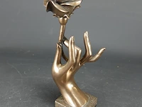 Sculptuur hand met bloem - afbeelding 4 van  5