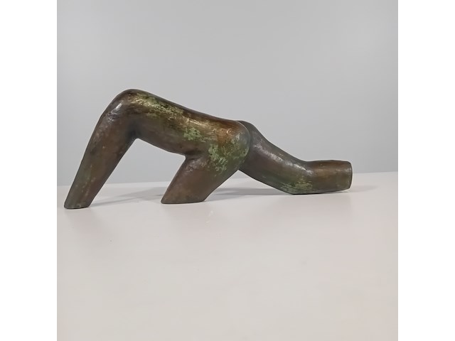 Sculptuur, tine van de weyer, met één been slepend, 2001 - afbeelding 1 van  6