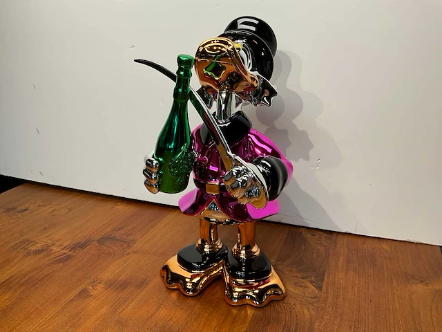 Sculptuur van apple pop the champagne - afbeelding 1 van  5