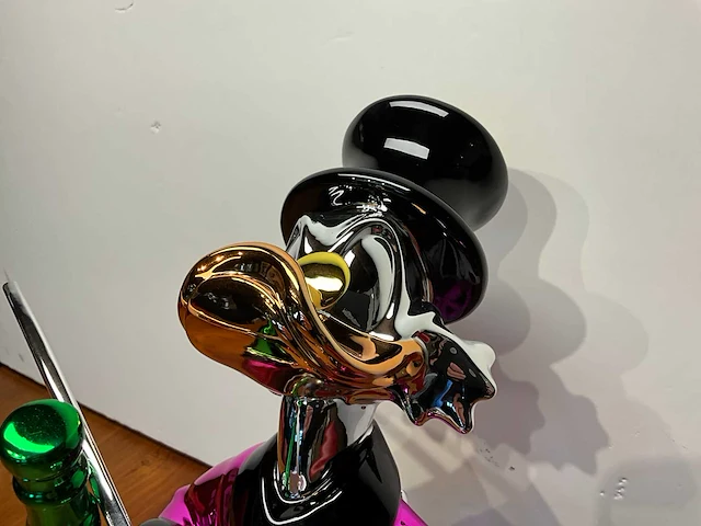Sculptuur van apple pop the champagne - afbeelding 2 van  5