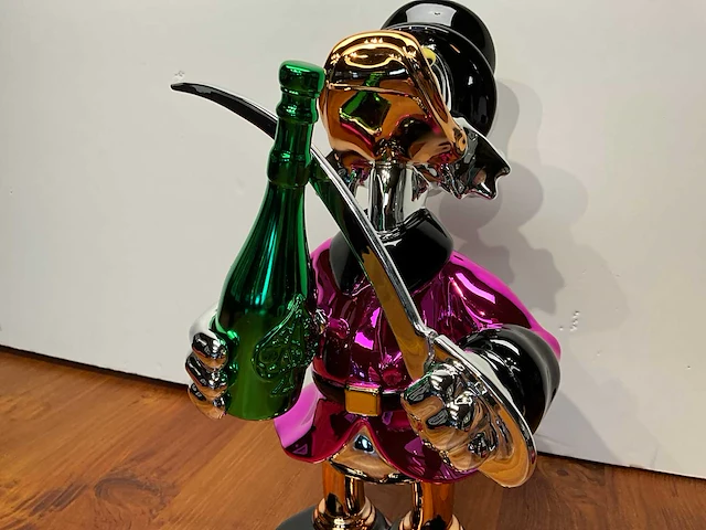 Sculptuur van apple pop the champagne - afbeelding 3 van  5