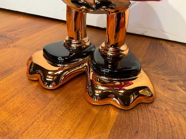 Sculptuur van apple pop the champagne - afbeelding 4 van  5