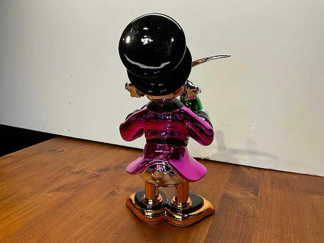 Sculptuur van apple pop the champagne - afbeelding 5 van  5