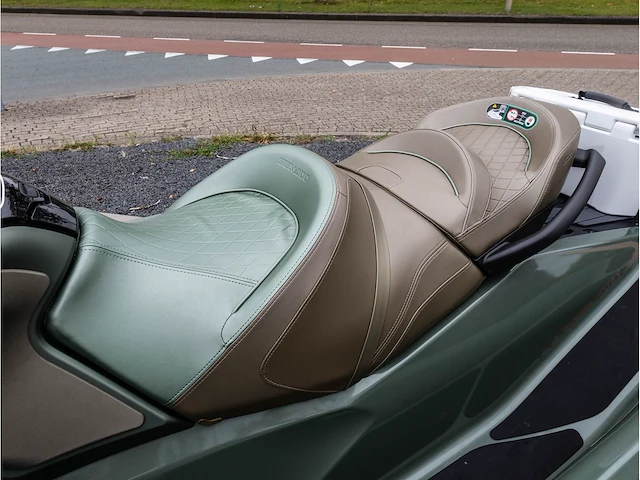 Sea-doo gtx limited 300 idf 3-persoons 2023 audio metallic inclusief trailer (4 vaaruren) - afbeelding 16 van  32