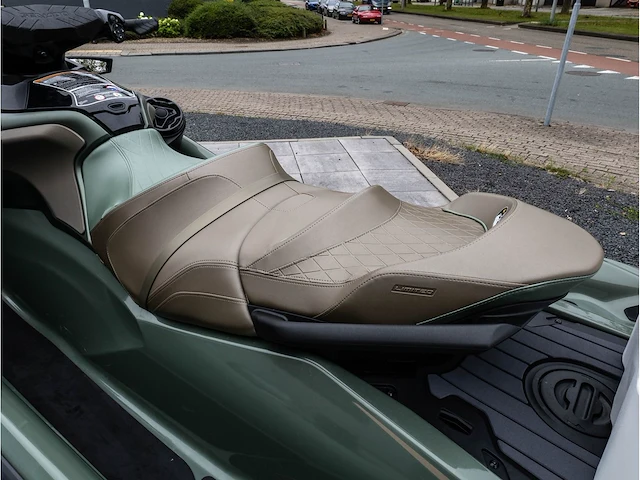 Sea-doo gtx limited 300 idf 3-persoons 2023 audio metallic inclusief trailer (4 vaaruren) - afbeelding 17 van  32
