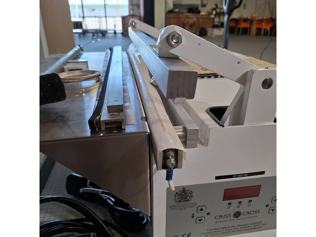 Sealmachine op tafel, criss cross - afbeelding 11 van  13