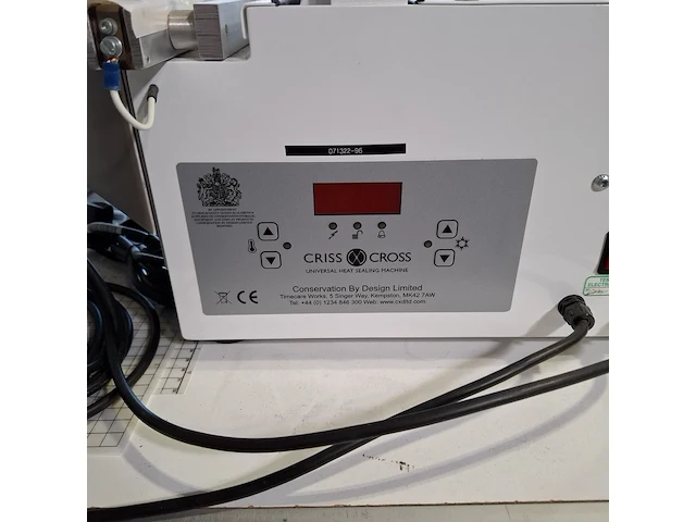 Sealmachine op tafel, criss cross - afbeelding 12 van  13