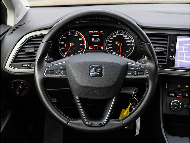 Seat leon 1.5 tsi style 2019 navigatiesysteem stoelverwarming carplay/android parkeersensoren 16"inch hagelschade - afbeelding 8 van  32