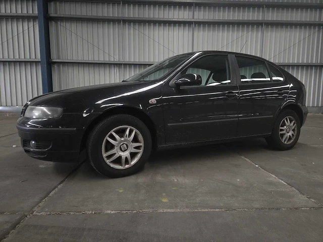 Seat leon 1.6-16v stella , 80-pr-dg en km stand - afbeelding 1 van  8