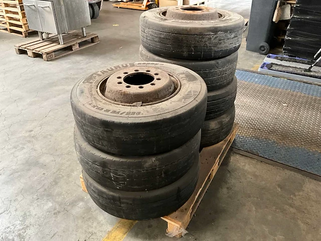 Semi dieplader banden incl velg (7x) - afbeelding 3 van  4