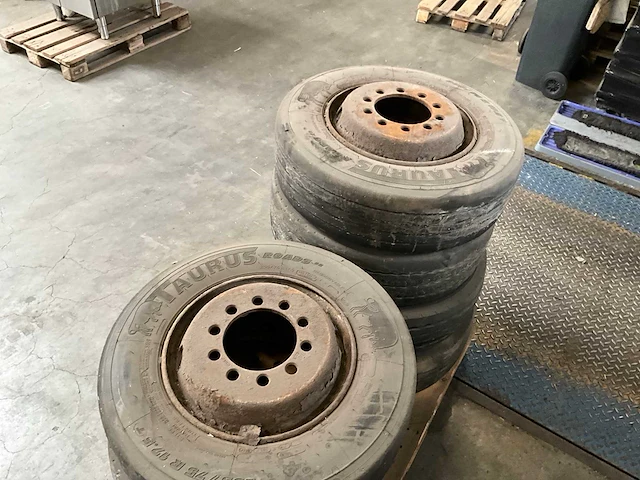 Semi dieplader banden incl velg (7x) - afbeelding 4 van  4