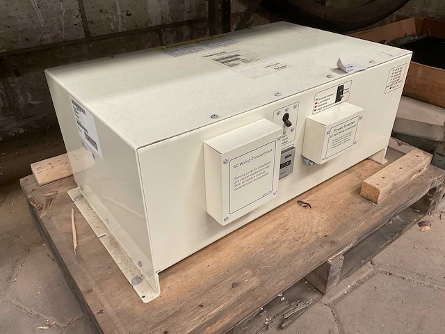 Sensata dimensions 24/6000h-3phq omvormer - afbeelding 1 van  4