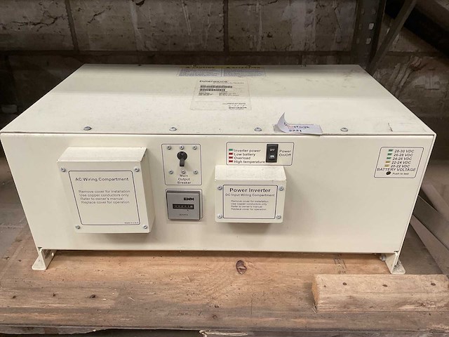 Sensata dimensions 24/6000h-3phq omvormer - afbeelding 2 van  4