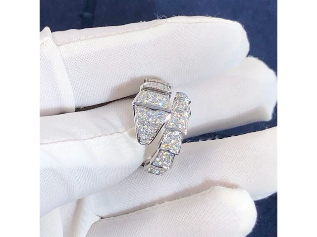 Serpenti viper ring 18 karat white gold full pave diamond , bvlgari , 2018 - afbeelding 1 van  9