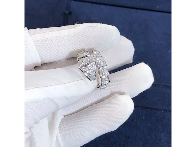 Serpenti viper ring 18 karat white gold full pave diamond , bvlgari , 2018 - afbeelding 2 van  9