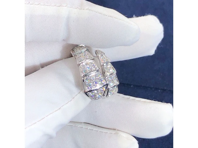 Serpenti viper ring 18 karat white gold full pave diamond , bvlgari , 2018 - afbeelding 3 van  9