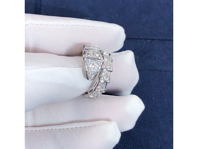 Serpenti viper ring 18 karat white gold full pave diamond , bvlgari , 2018 - afbeelding 6 van  9