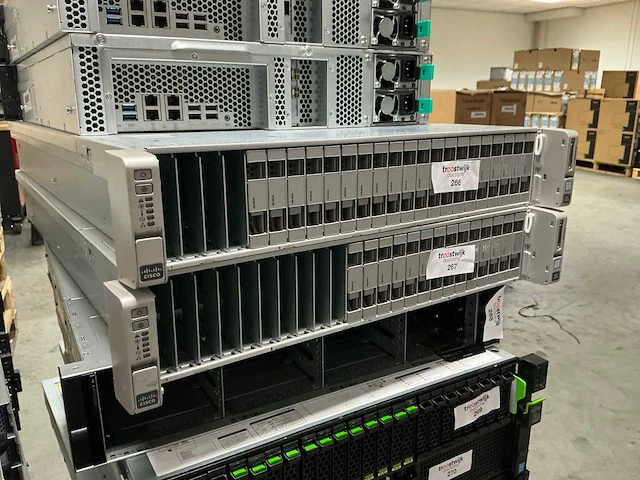Server - cisco - ucs c240 m4 - 1x e5-2667 v4 - afbeelding 1 van  3