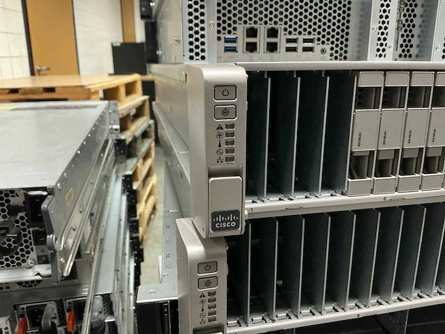 Server - cisco - ucs c240 m4 - 1x e5-2667 v4 - afbeelding 2 van  3