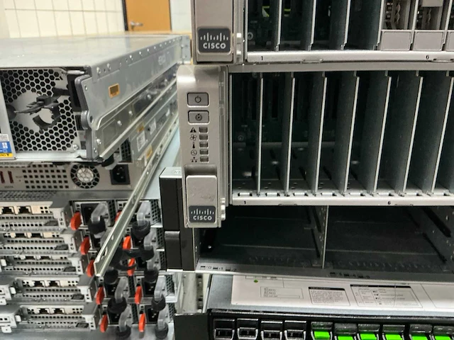 Server - cisco - ucs c240 m4 - 2x e5-2660 v3 - afbeelding 2 van  3