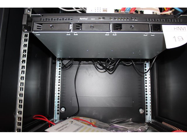 Server synelogy rs819 met 3 harde schijven van 4tb. - afbeelding 1 van  3