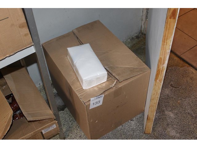 Servetten in doos. - afbeelding 1 van  2