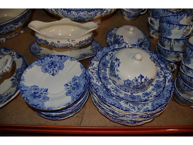 Servies dordrecht bestaande uit 2 serveerkommen, theepot, sauskom, grote kom, 25 borden, 11 dessertborden, 22 tassen, 12 ondertassen, 2 botervlootjes, 2 kannetjes, groot serveerbord , tassen en diverse van ander materiaal - afbeelding 2 van  14