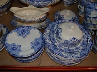 Servies dordrecht bestaande uit 2 serveerkommen, theepot, sauskom, grote kom, 25 borden, 11 dessertborden, 22 tassen, 12 ondertassen, 2 botervlootjes, 2 kannetjes, groot serveerbord , tassen en diverse van ander materiaal - afbeelding 2 van  14