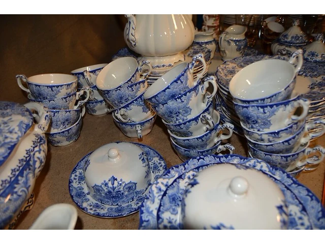 Servies dordrecht bestaande uit 2 serveerkommen, theepot, sauskom, grote kom, 25 borden, 11 dessertborden, 22 tassen, 12 ondertassen, 2 botervlootjes, 2 kannetjes, groot serveerbord , tassen en diverse van ander materiaal - afbeelding 3 van  14