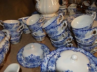 Servies dordrecht bestaande uit 2 serveerkommen, theepot, sauskom, grote kom, 25 borden, 11 dessertborden, 22 tassen, 12 ondertassen, 2 botervlootjes, 2 kannetjes, groot serveerbord , tassen en diverse van ander materiaal - afbeelding 3 van  14