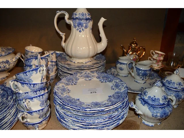 Servies dordrecht bestaande uit 2 serveerkommen, theepot, sauskom, grote kom, 25 borden, 11 dessertborden, 22 tassen, 12 ondertassen, 2 botervlootjes, 2 kannetjes, groot serveerbord , tassen en diverse van ander materiaal - afbeelding 4 van  14
